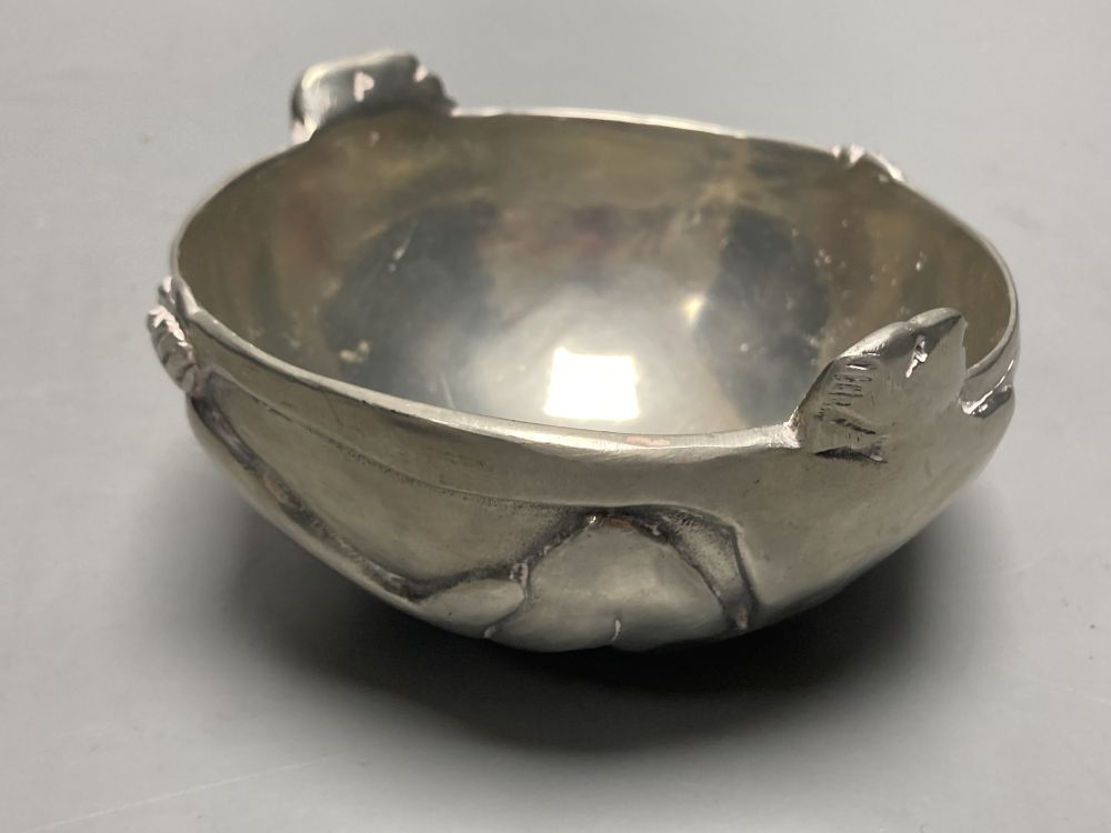 A Carrol Boyes pewter dish, a Russian papier mache snuff box, etc. (5)
